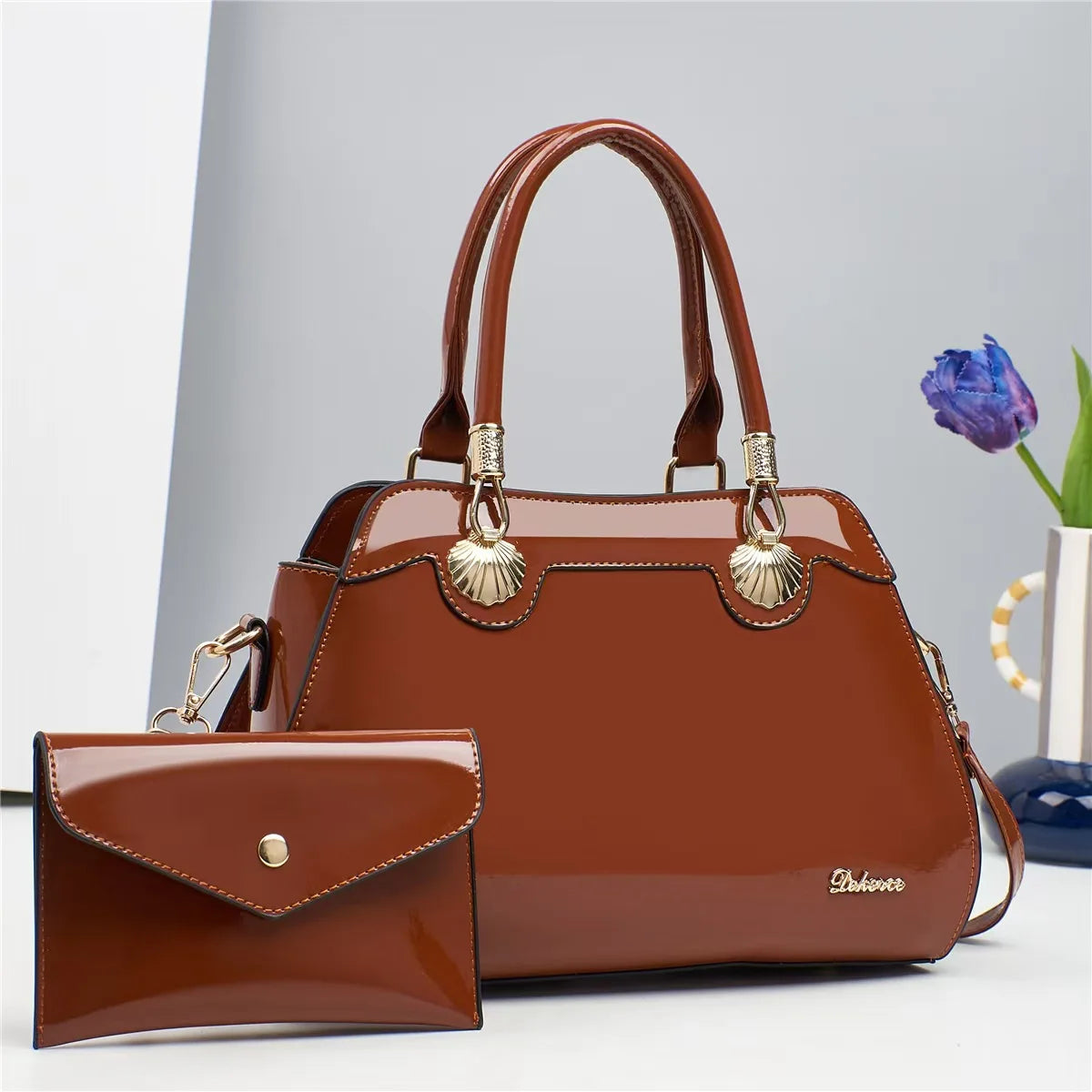 Bolsa Feminina de Couro Brilhante com Alça de Mão