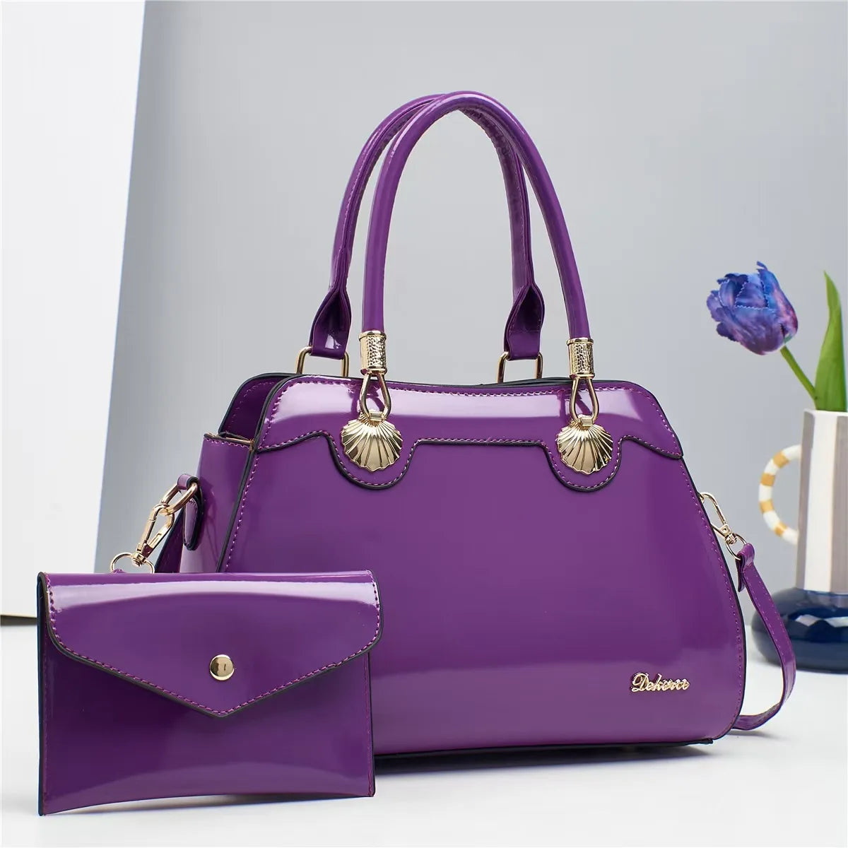Bolsa Feminina de Couro Brilhante com Alça de Mão