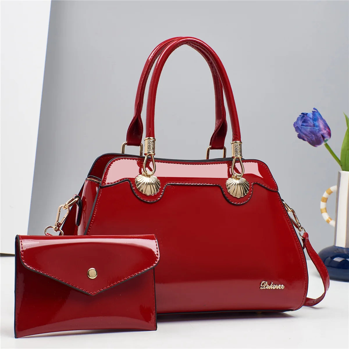 Bolsa Feminina de Couro Brilhante com Alça de Mão