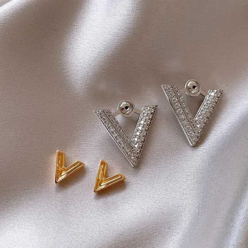 Brinco Letra V com Zircônias – Banhado a Ouro 14K