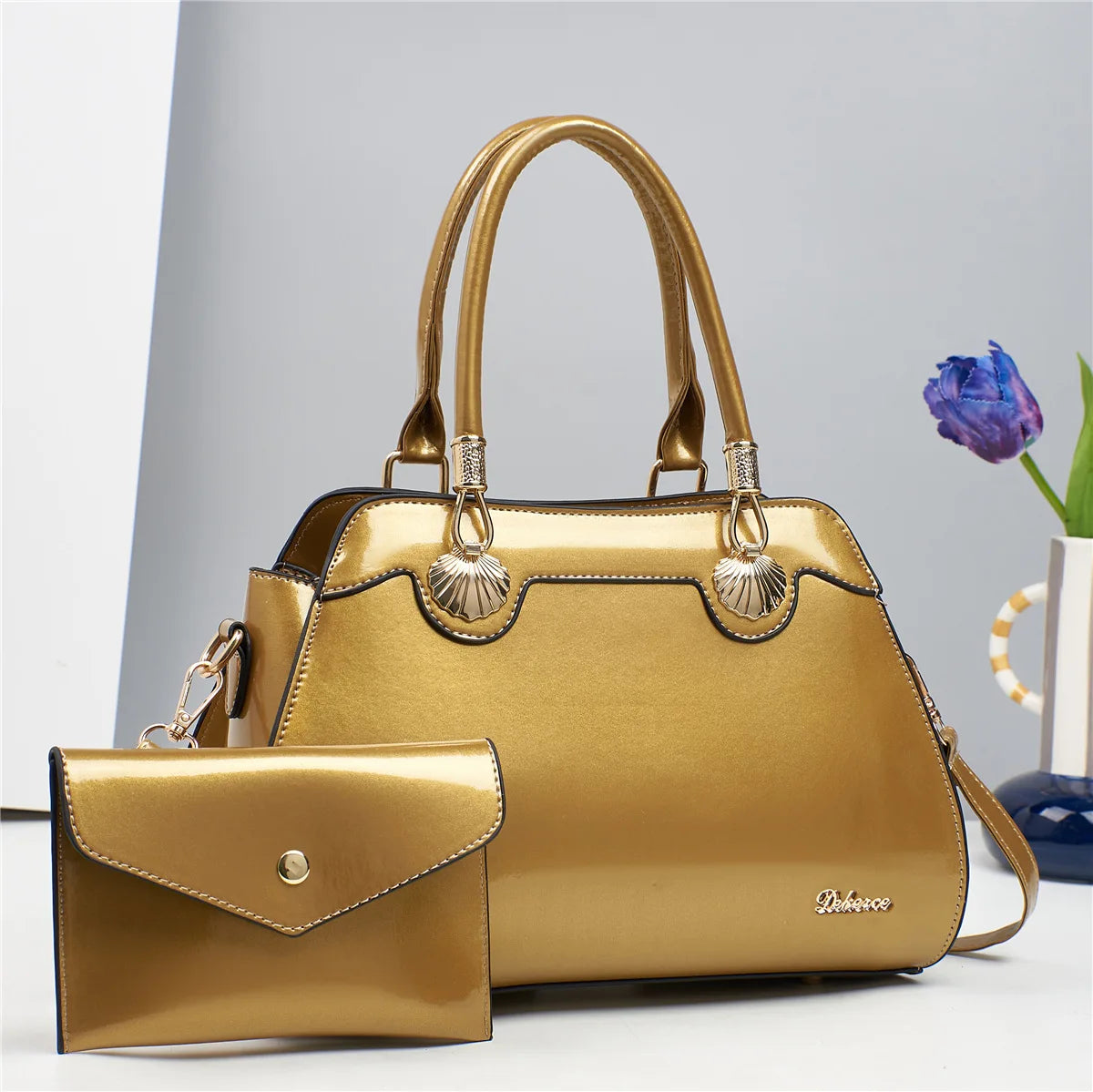 Bolsa Feminina de Couro Brilhante com Alça de Mão