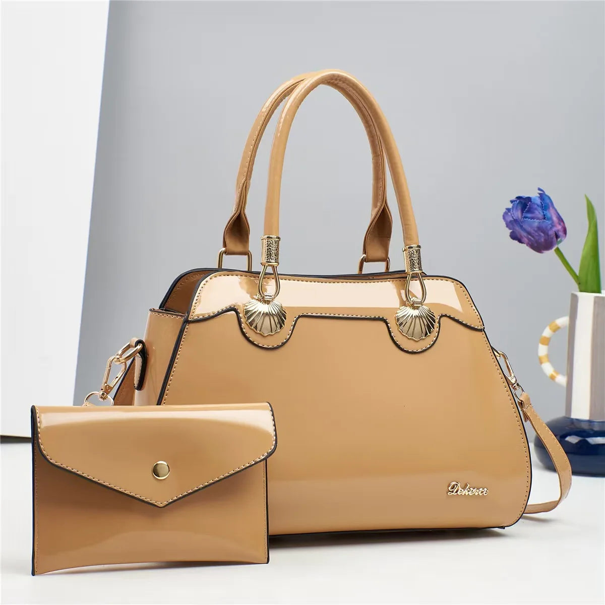 Bolsa Feminina de Couro Brilhante com Alça de Mão