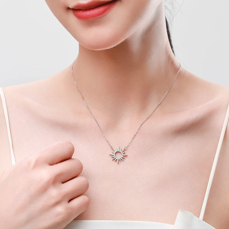 Colar Feminino Pingente Sol com Zircônia Brilhante – Prata 925