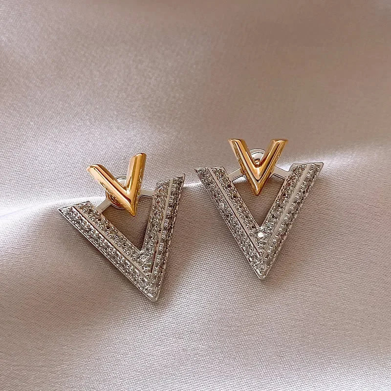 Brinco Letra V com Zircônias – Banhado a Ouro 14K