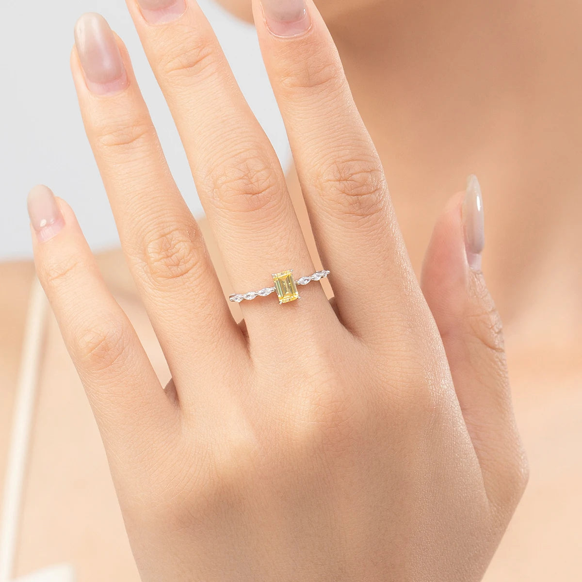 Anel Feminino com Zircônia Rosa ou Amarela – Corte Esmeralda em Prata 925
