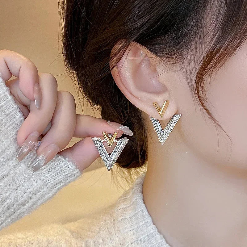 Brinco Letra V com Zircônias – Banhado a Ouro 14K