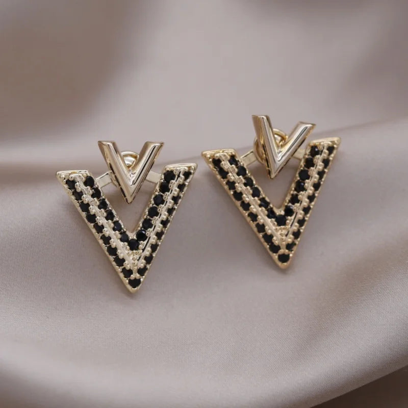 Brinco Letra V com Zircônias – Banhado a Ouro 14K